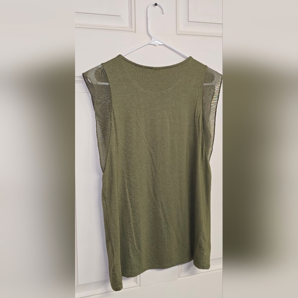 Women's Size Medium Tahari Green BNWOT Blouse! ✨️ - Picture 8 of 11